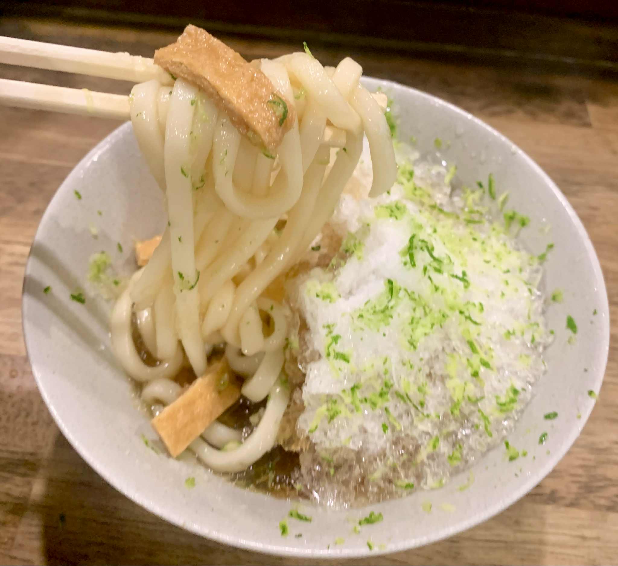 かき氷きつねうどん（ランチタイムのみ）